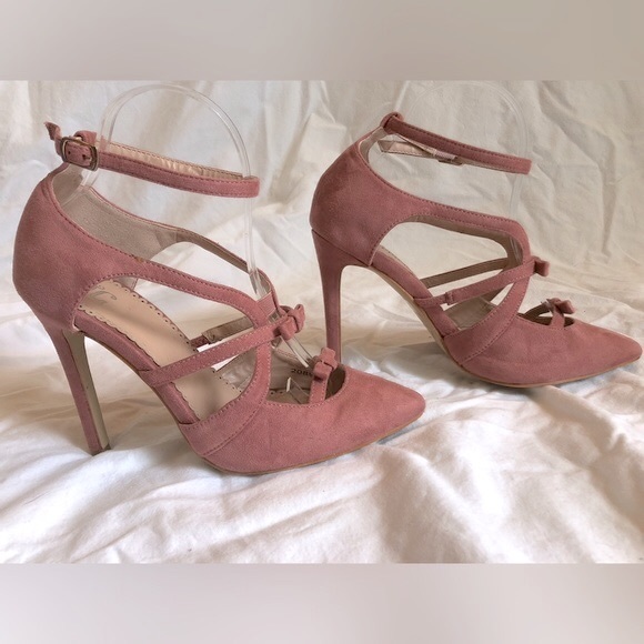 JOURNEE COLLECTION “Suede” Strap-Front Pumps (7.5M) - Picture 3 of 15